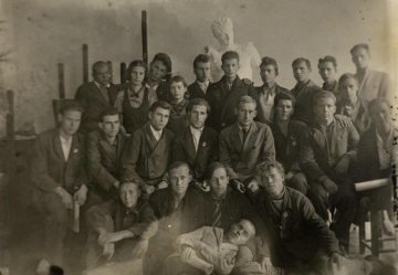 Б.В. Миловидов в группе со студентами СХУ в мастерской. 1939 (СГХМ, А-3694)