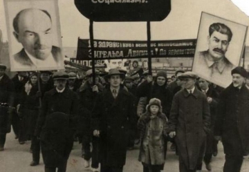 В.И. Никитин, Б.В. Миловидов, Ф.В. Белоусов и его сын Борис на демонстрации СХУ. 7 ноября 1935 (СГХМ, А-3693)