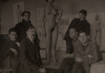  Фотография Б.В. Миловидова в группе со студентами, преподавателем П.С. Уткиным и натурщицей. 1920-1923 (СГХМ, А-3686)