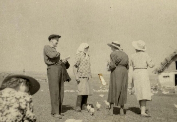 Б.В. Миловидов в группе со студентами СХУ во время летней практики в с. Вязовка. 1950-е (СГХМ, А-3712)