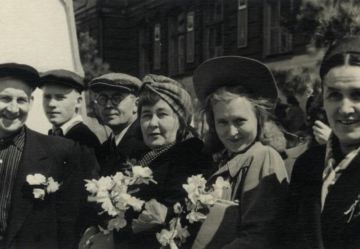 Б.В. Миловидов в группе с В.И. Никитиным, А.З. Медведевой и др. на первомайской демонстрации. 1953 (СГХМ, А-3710)