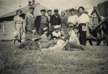 Б.В. Миловидов в группе со студентами СХУ во время летней практики в с. Вязовка. 1953 (СГХМ, А-3711)