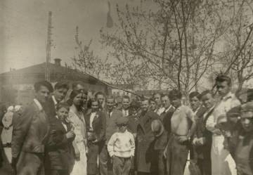 Б.В. Миловидов,  И.Н. Щеглов, В.И. Никитин в группе с другими преподавателями и студентами СХУ на ул. Гимназической. 1 мая 1939 (А-3695)